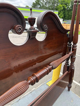 Load image into Gallery viewer, Ethan Allen Georgian Court Full Size Poster Bed – Exceptional Condition
