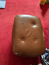 Load image into Gallery viewer, Leathercraft Tufted Leather Rolling Ottoman in Classic Brown
