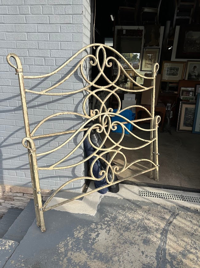 Antique-Style Iron Bed Frame – Queen Size