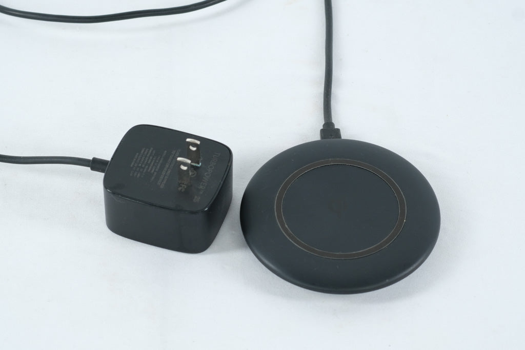 Insignia Fast Charge Qi Wireless Charging Pad NS-MWPC5CUC with Adapter