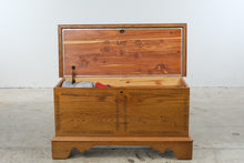 Load image into Gallery viewer, 1956 Lane Oak Mission Style Cedar Hope Chest Model 5473-70
