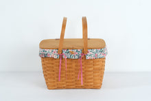 Load image into Gallery viewer, Longaberger Large Picnic Basket 10324 with Lid, Liner &amp; Protector
