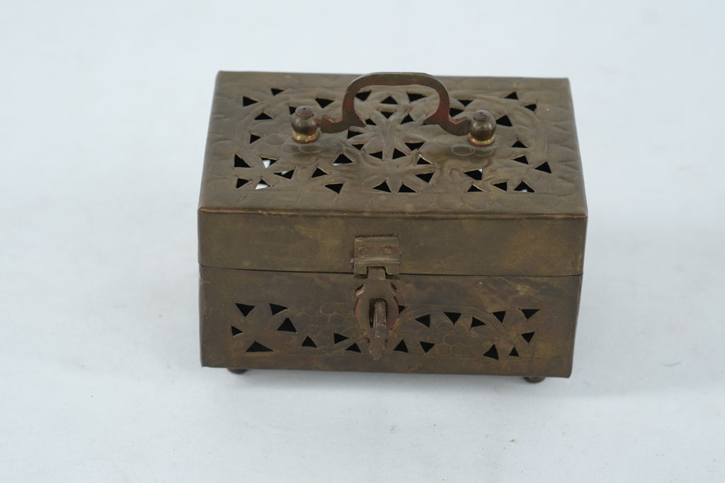 Vintage Brass Lidded Trinket Box with Pierced Cutout Design – Ornate Storage Chest
