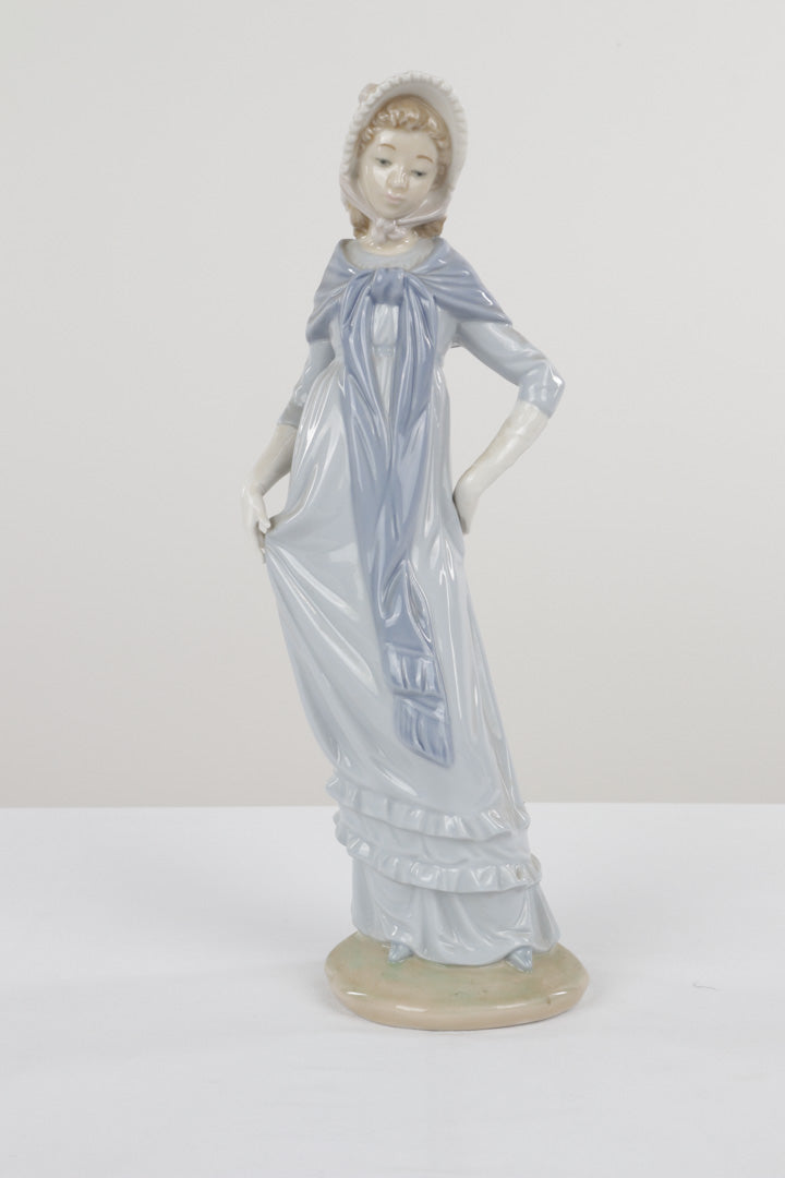 Nao by Lladro 290 Lady with Shawl