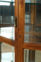 Load image into Gallery viewer, Oak Governor&#39;s Curio Cabinet - Pulaski
