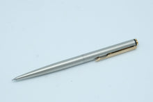 Load image into Gallery viewer, Parker Arrow Twist Flighter GT Pen &amp; Pencil Set – Brushed Stainless Steel with Gold Trim, Vintage Boxed Writing Set

