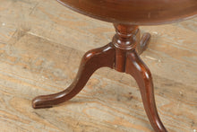 Load image into Gallery viewer, 🪑 Vintage Duncan Phyfe Style Pedestal Drum Table – Single Drawer
