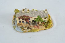Load image into Gallery viewer, David Winter Darcy Nellys Irish Cottage Figurine Handmade England

