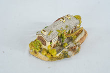 Load image into Gallery viewer, David Winter Darcy Nellys Irish Cottage Figurine Handmade England
