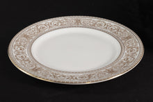 Load image into Gallery viewer, Royal Doulton Sovereign H4973 Dinner Plates
