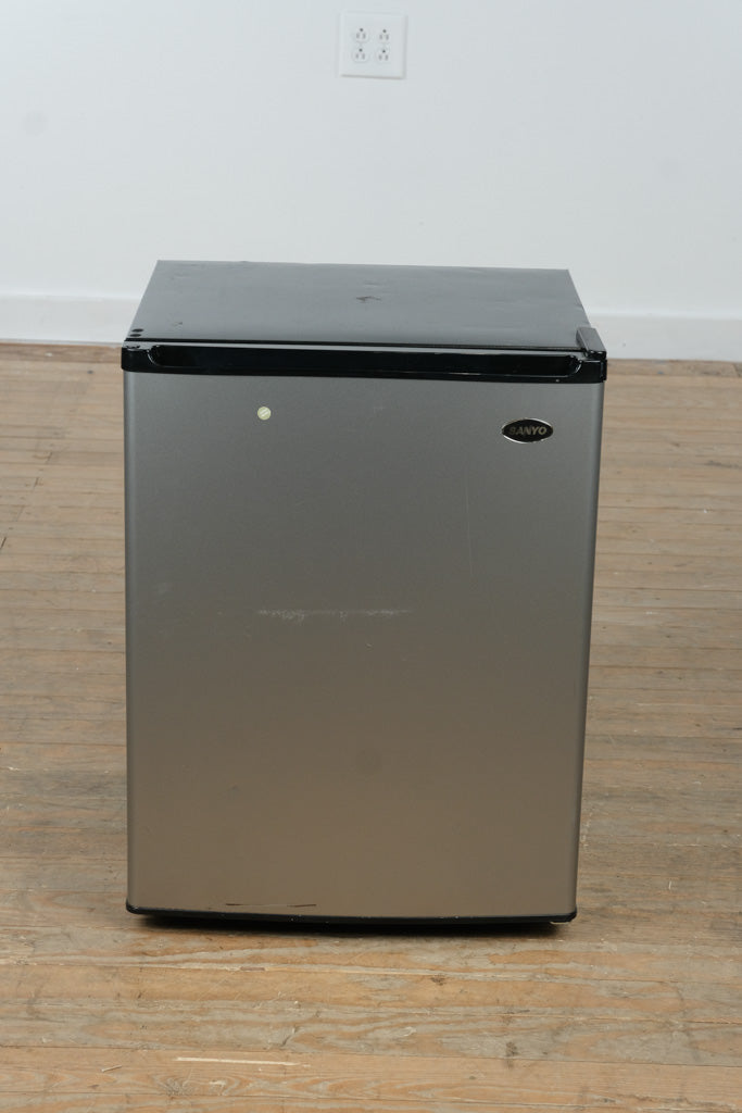 Sanyo SR-2570M Compact Refrigerator – 2.5 cu ft, Clean & Working