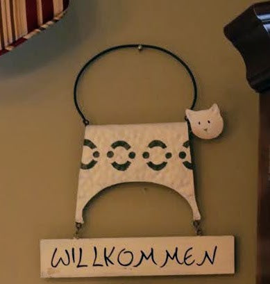 Willkommen Cat Welcome Sign – Handcrafted Ceramic & Metal German Wall Décor