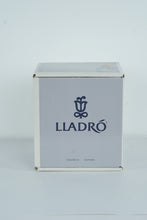 Load image into Gallery viewer, Lladró “Swan with Wings Spread” Porcelain Figurine (Model 05231) – Elegant White Collectible with Original Box
