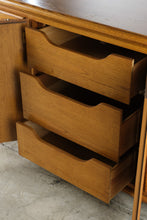 Load image into Gallery viewer, Thomasville Solid Oak Dresser with Center Cabinet and Seven Drawers
