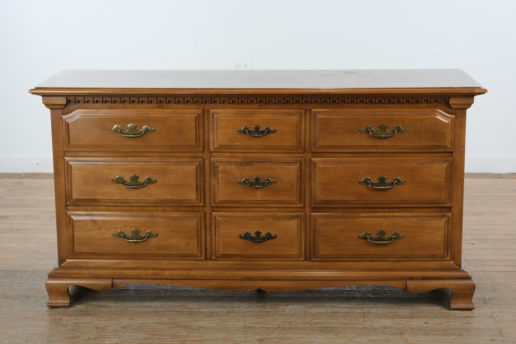 Thomasville Solid Wood Dresser — Classic Nine-Drawer Design