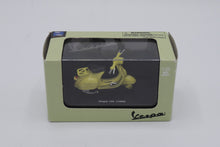 Load image into Gallery viewer, Vintage Vespa 125 (1960) Die-Cast Scooter Model – 1:32 Scale by NewRay – Yellow
