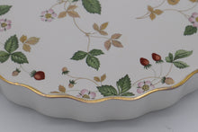 Load image into Gallery viewer, Wedgwood Wild Strawberry Round Fluted Tart / Quiche Dish – England, Oven to Table
