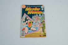 Load image into Gallery viewer, Wonder Woman 231 DC Comics May 1977 Vintage Bronze Age Comic Book
