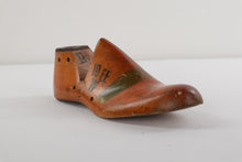 Load image into Gallery viewer, Wooden Shoe Form 10 EE W
