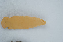 Load image into Gallery viewer, Set of 3 Knapped Stone Arrowheads – Flint &amp; Chert Style Points for Display/Collection
