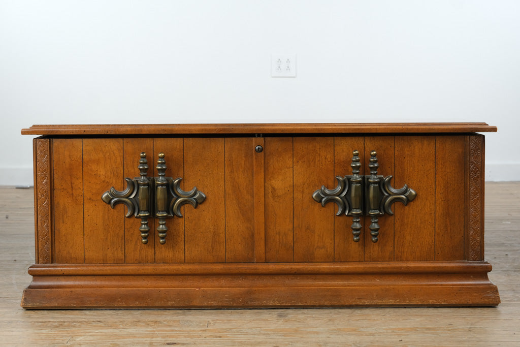 1973 Lane Cedar Hope Chest with Tray – Style 2442-88 – Craze