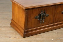 Load image into Gallery viewer, 1973 Lane Cedar Hope Chest with Tray – Style 2442-88
