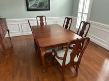 Load image into Gallery viewer, Calhoun Queen Anne Dining Set by Sumter Furniture - 6 Chairs / 2 Leaves
